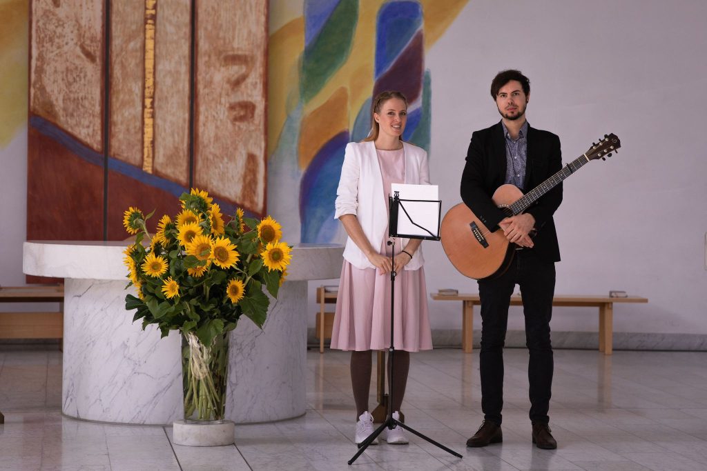 Sängerin und Sänger in der Schutzengelkirche in Graz, Steiermark