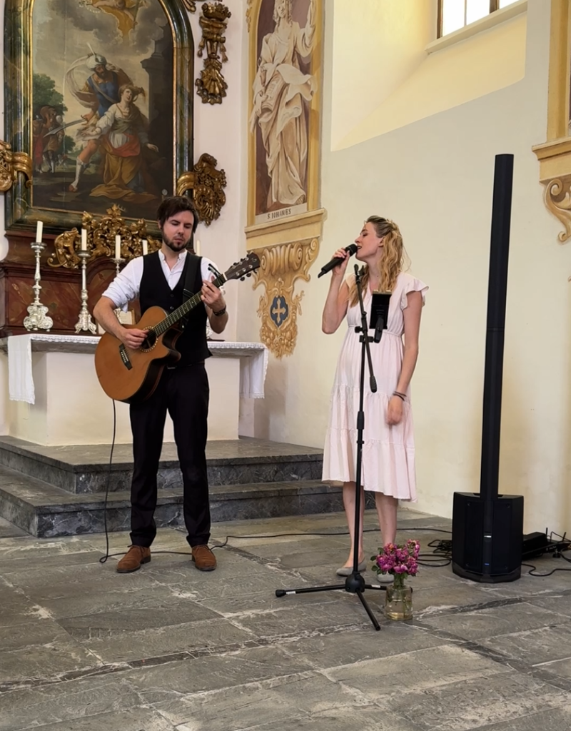 Sängerin und Gitarrist in der Schlosskirche St. Martin in Graz, Steiermark
